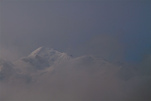 Le Mont émergeant au dessus des nuages.